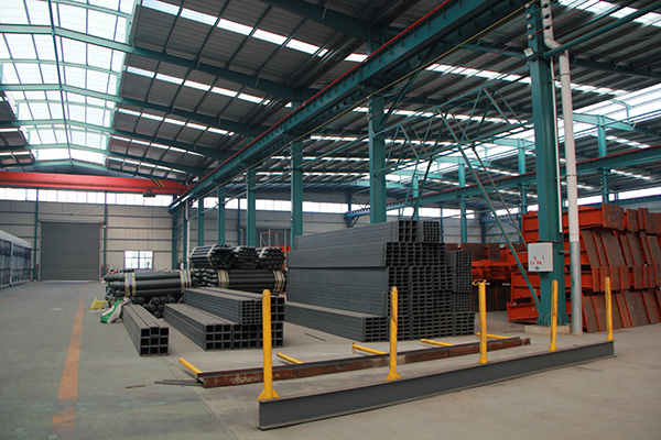 山東鋼結(jié)構(gòu)加工廠家介紹5000平米鋼結(jié)構(gòu)廠房的主要構(gòu)成